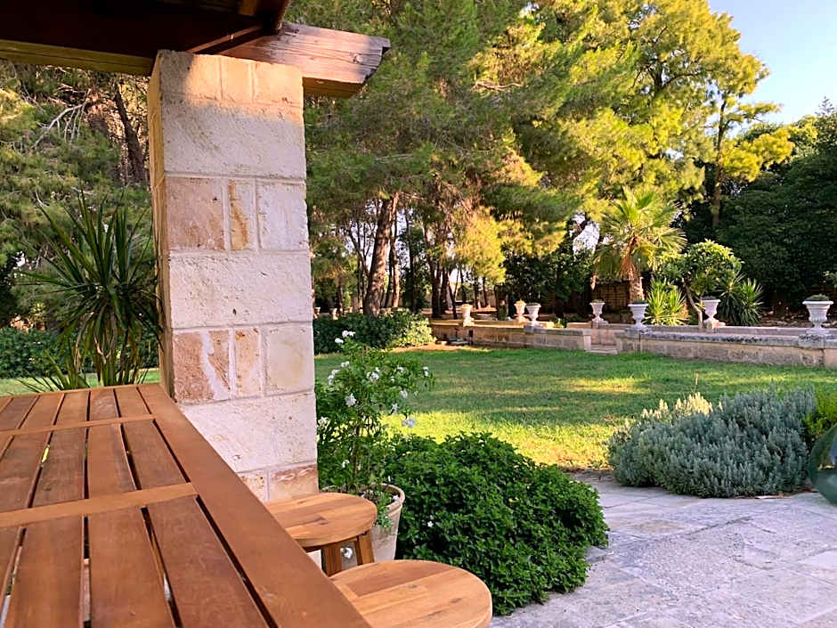 Palazzo de Carlo e il parco dei 7 pozzi