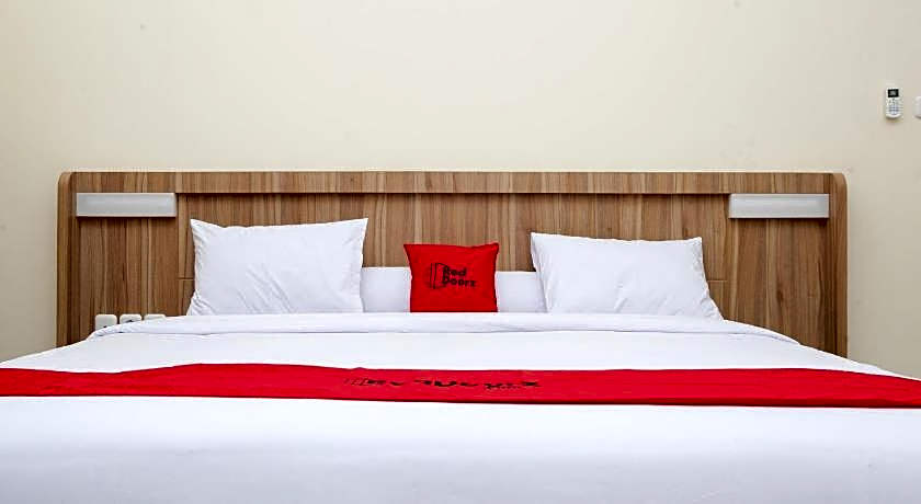 RedDoorz Plus near Pasundan University