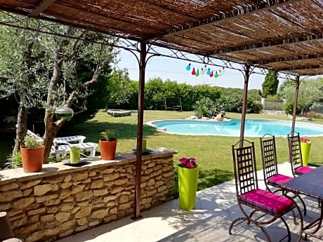 Maison-Confort-Salle de bain privée séparée-Vue sur la campagne-Mas piscine ,boulodrome