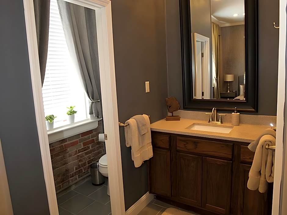 Hamilton House Inn