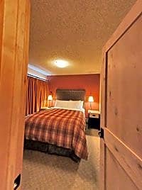 Hotel Canoe and Suites