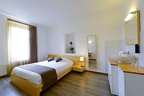 Studio with Shared Bathroom