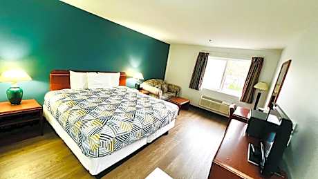 Deluxe King Suite - Non-Smoking