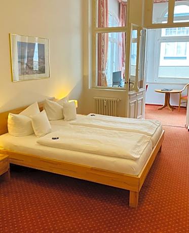 Junior Suite with Side Sea View