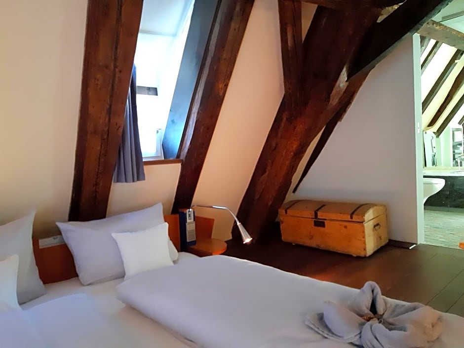 Schiefes Haus