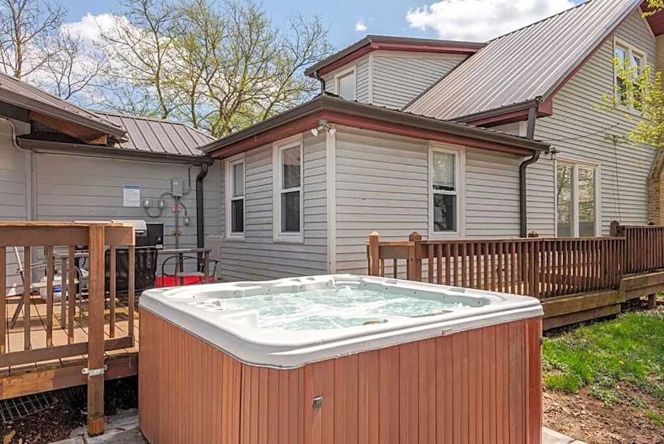 Mayor's Large Family House Hot Tub Sleeps 16 Piano, 2 Kitchens, Ark 5 Mins