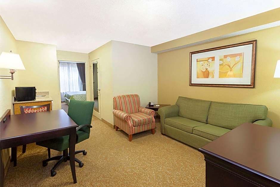 Days Inn & Suites by Wyndham Tucker/Northlake
