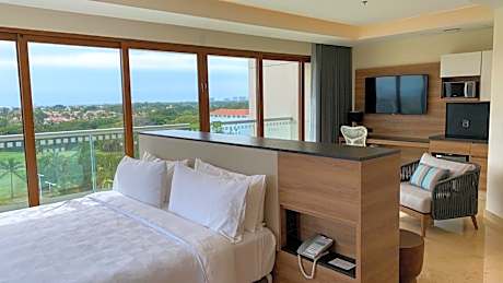 King Suite with Mountain View