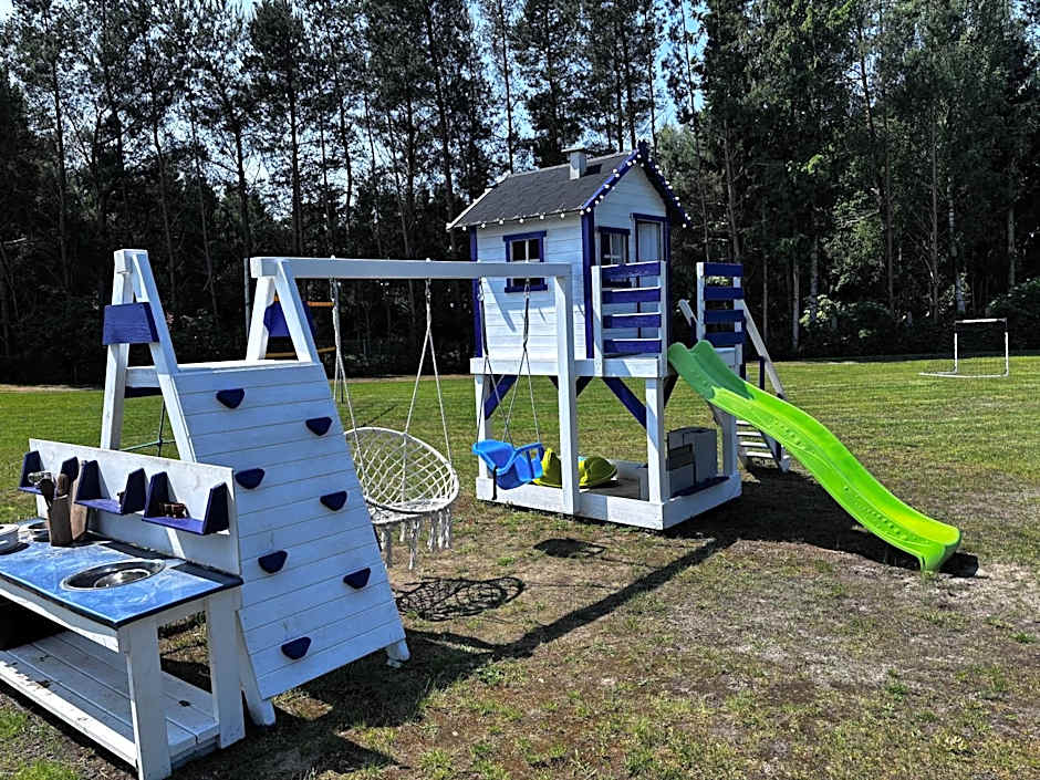 Białe Domki Mrzeżyno, domki dla rodzin, ogród, plac zabaw