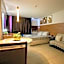 Suíte luxo com tela de cinema no América Towers Studio Residence