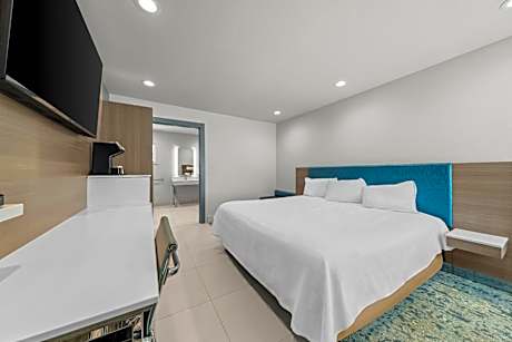 King Room with Roll-In Shower - Disability Access/Non Smoking/Exterior Hall