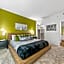 Beverly Hills Gem 1 BR Apt with Parking 218