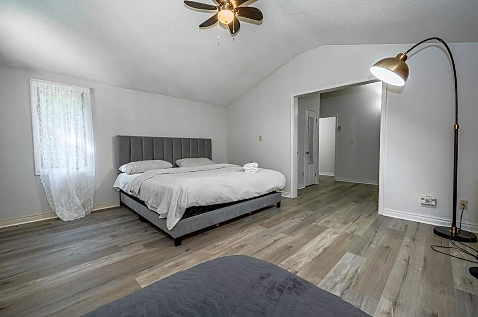 Evergreen Escape - Tobermory Chalet & Sauna