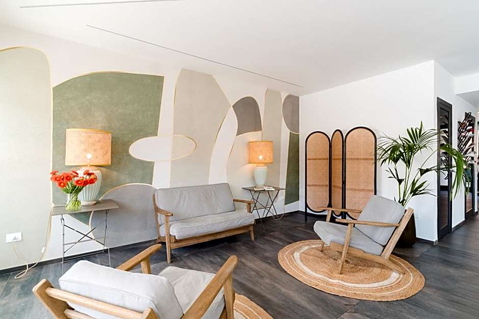 Glass House - Smart Rooms & Parking