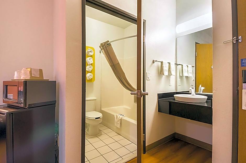 Motel 6 Dallas - Irving DFW Airport South