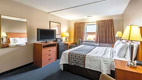 1 King Bed. Ns. Free Wifi. Cable Tv. Ac.