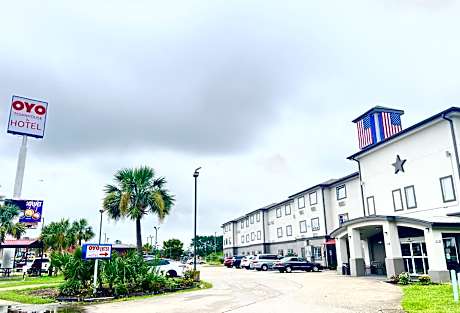 OYO Hotel Sulphur Kitchenette Daily Weekly Stays