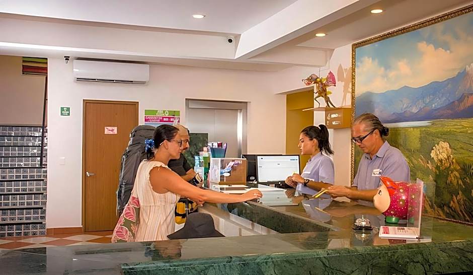 Nomads Party Hotel & Hostel