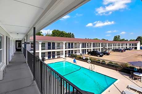 Studio 6-Bryan, TX - University Area