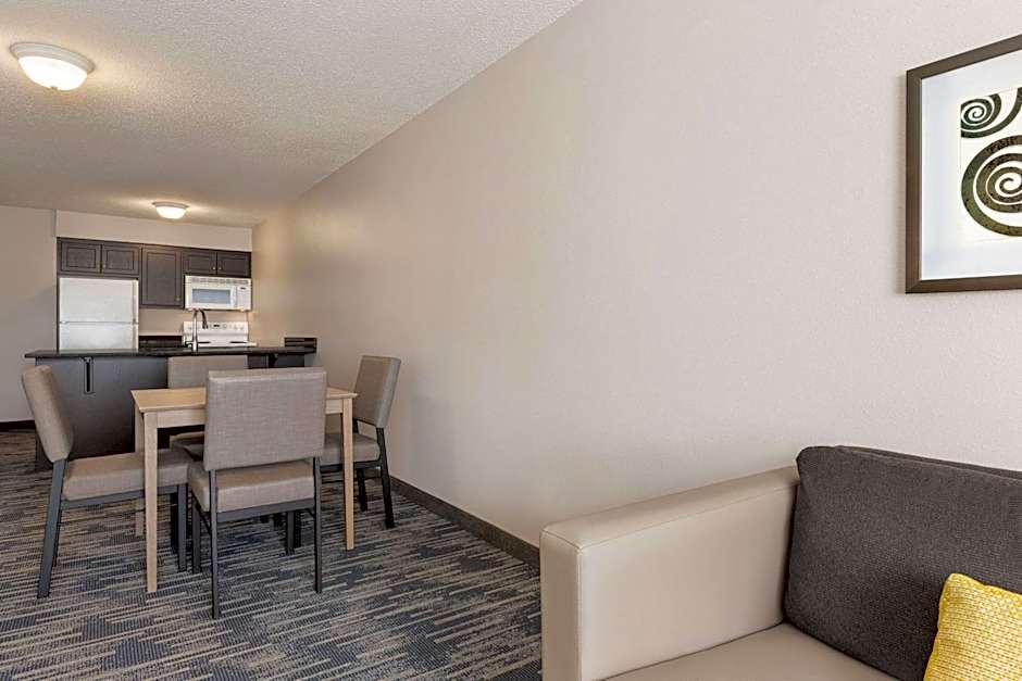 Country Inn & Suites by Radisson, St. Cloud East, MN