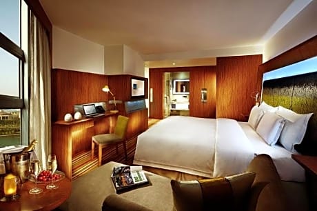 Premier Executive Floor Room 1 King Bed