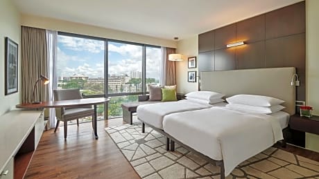 2 Twin Beds Club Access