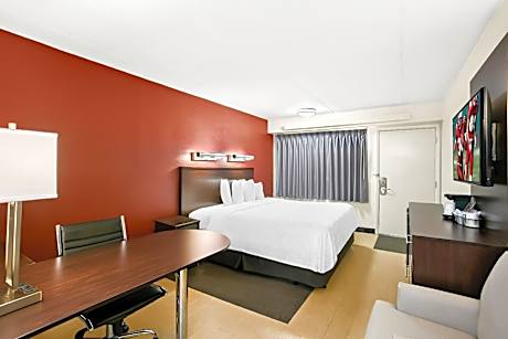 Premium King Room Smoke Free (Upgraded Bedding & Snack)