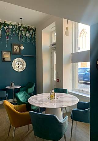 STAG & THISTLE HOTEL AND RESTAURANT