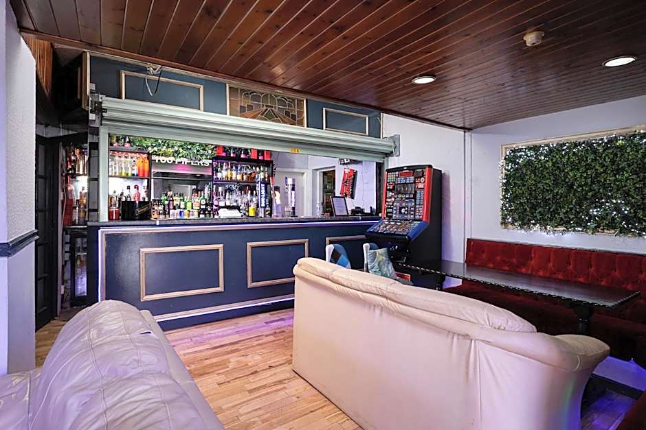 100 Pipers Hotel