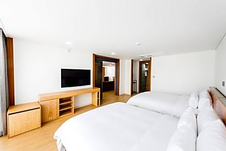 Deluxe Suite with Sea View