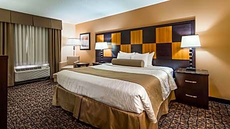 ACCESSIBLE - SUITE KING BED,MOBACC,COMM ASSIST,BATH,WHIRL,NSMK,FULL BREAKFAST