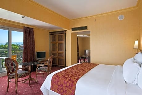 One-Bedroom Corner King Suite with Balcony and Sea View