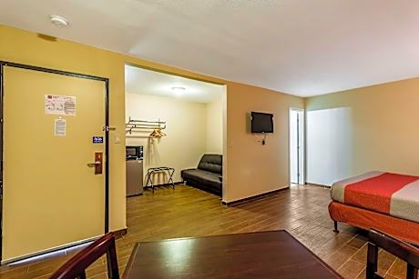 1 Full Bed | Mob Acc RI Shwr Nsmk Micfridge