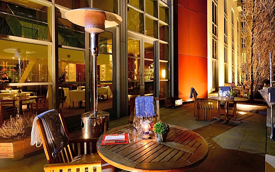 Canary Riverside Plaza Hotel