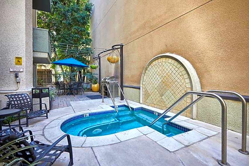 Beverly Hills Gem 1 BR Apt with Parking 218