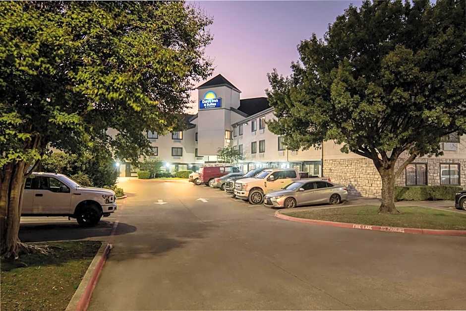 Days Inn & Suites by Wyndham DeSoto