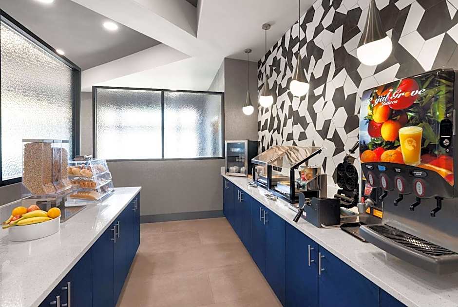 La Quinta Inn & Suites by Wyndham Greensboro