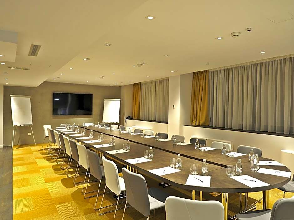 Envoy Hotel