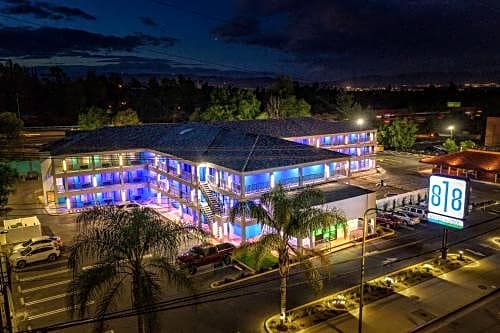 818 Hotel + Pool, Ascend Hotel Collection – Woodland Hills, CA