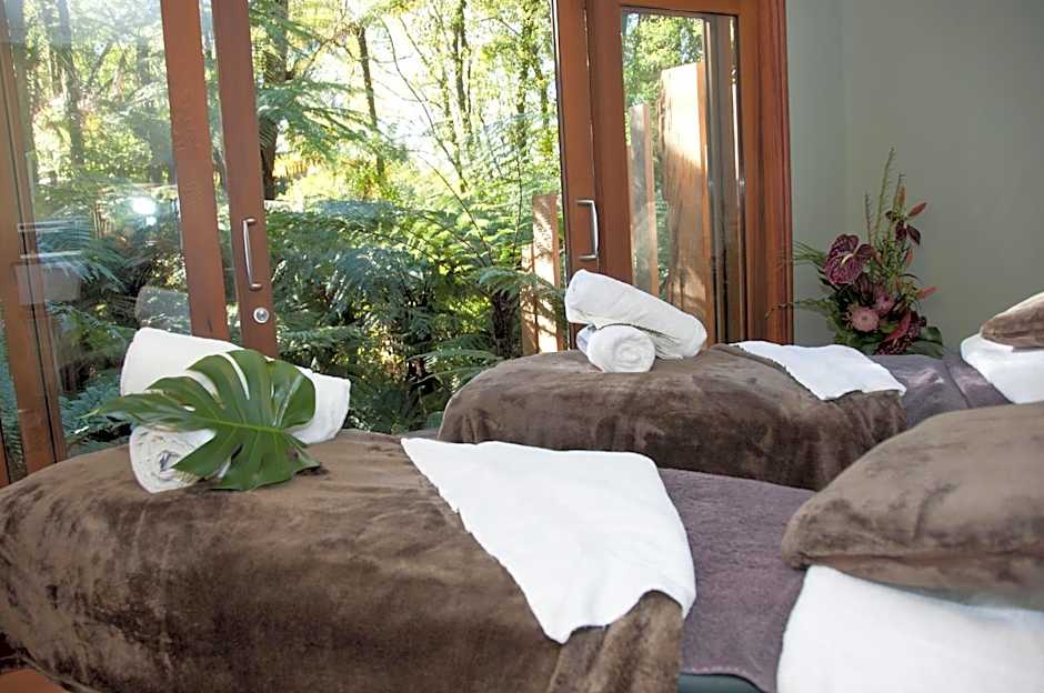 Treetops Lodge & Estate