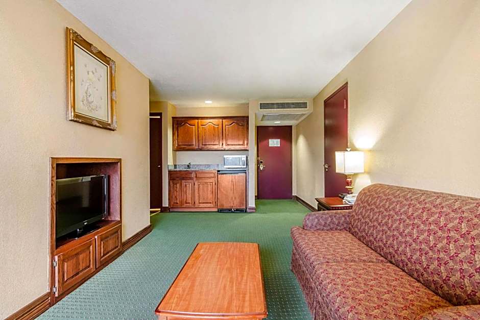 Quality Inn & Suites Carthage near Precious Moments Chapel