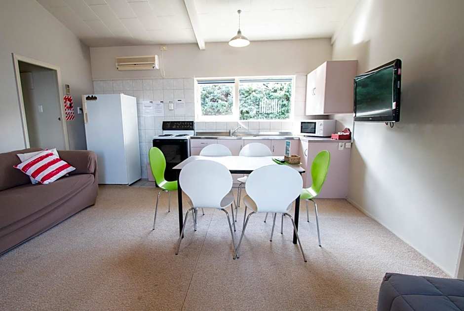 Jack & Di's Waiteti Lakefront Motel