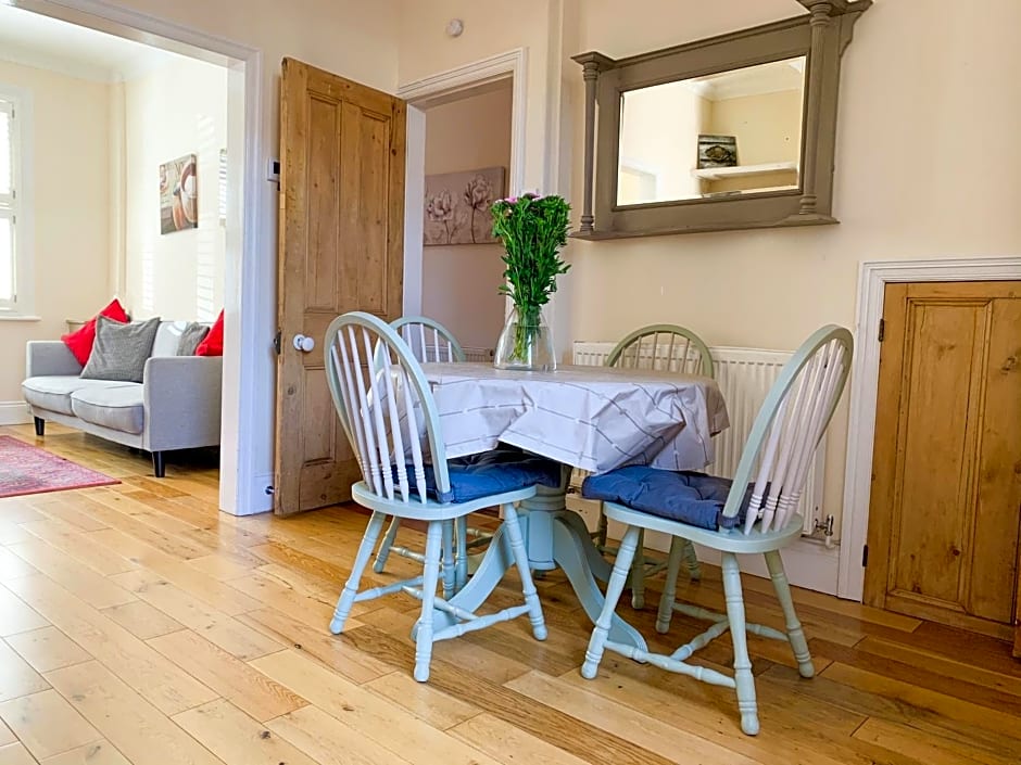 Riverside Lodge - Quaint Victorian Home By The River