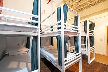 8-Bed Private Dormitory Room with Shared Bathroom 