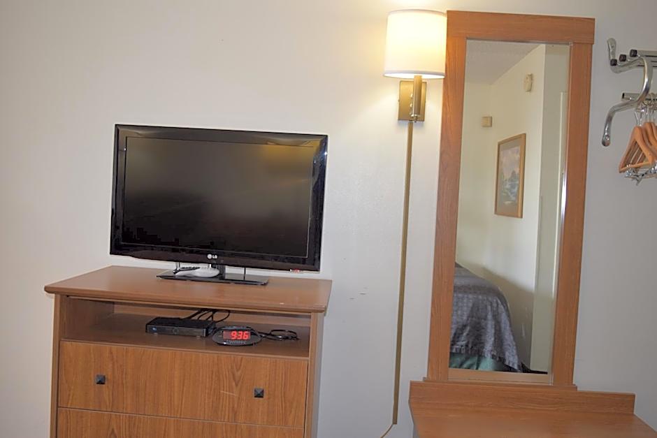 Value Inn - Livonia