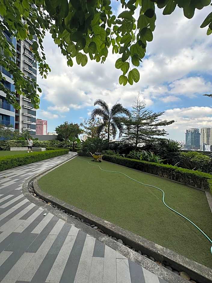 Heart of Makati, Fully furnished condo, cbd central location