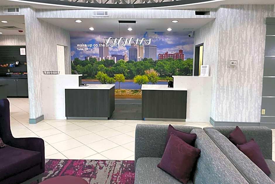 La Quinta Inn & Suites by Wyndham Tulsa Midtown