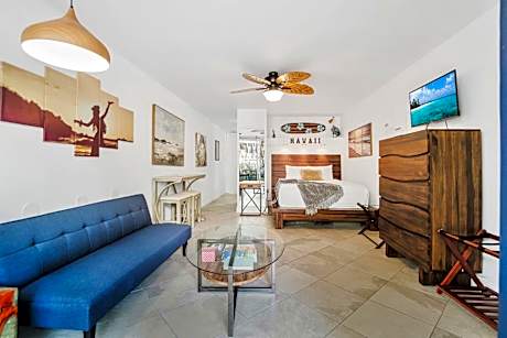 DOWNTOWN HAWAIIAN PARADISE CONDO with Hot Tub, Pool & Beach - Kona Islander Inn