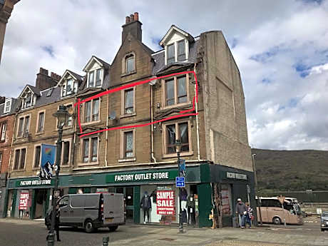Prime location rooms in high street