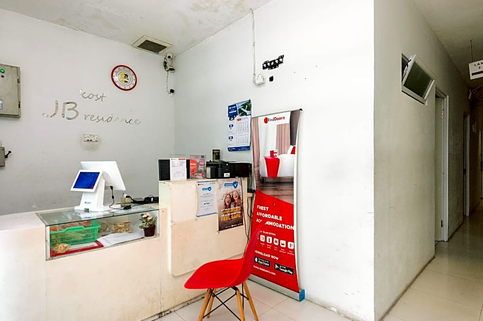 RedDoorz near Seasons City Mall